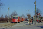 Helsingør Helsingør-Hornbæk-Gilleleje-Banen (HHGB, auch Hornbækbanen genannt): Eine Scandia-Schienenbusgarnitur, die aus dem Bw Sp 2 und einem Tw des Typs Sm besteht, ist eben aus