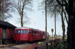 ØSJS (Østsjællandske Jernbaneselskab, Østbanen): Ein Zug bestehend aus dem Beiwagen Sp 2 und einem Triebwagen verlässt am 24. April 1973 den Bahnhof Vallø.