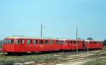 ØSJS (Østsjællandske Jernbaneselskab, Østbanen) am 24. April 1973: Vor dem Depot in Hårlev halten abgestellte Schienenbusse - Sp 6 (Beiwagen; Scandia 1951), Sp ? (Beiwagen mit Gepäckraum; Scandia) und Sm 15 (Triebwagen; Scandia 1952; Frichs-8-Zylinder-Dieselmotor). - Diese Schienenbusse (Triebwagen des Typs Sm, Beiwagen mit / ohne Gepäckraum des Typs Sp und kleine Gepäckwagen des Typs Sb) wurden von der Firma Scandia in Randers (Jütland) ab der Mitte der 40er bis in die 50er Jahre hergestellt. Die letzten Schienenbusse dieser Art fuhren im Jahre 1974 auf der ØSJS (Østbanen). - Das Vorbild lieferten schwedische Schienenbusse aus der 40er Jahre. 1945 mietete die Privatbahn Næstved-Præstø-Mern-Banen (NPMB) einen Zug von der SJ (Sm 1 + Sp 1, ex-SJ Yo1 514 + YCF01 1549; Carlsson 1945). - Kurz danach begann die Firma Scandia eine Produktion von Lizenz-Schienenbussen; die erste Serie wurde an etwa 30 dänische Privatbahnen verkauft. 