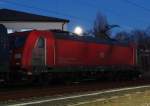 Am 16.12.13 um 17Uhr stand 91 86 0185 334-7DK-RSC in Plauen/V.oberer Bahnhof vor einem RBH Leerholzzug.