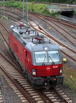 DSB Vectron 3210 fährt in den Hamburg Hbf ein, um an die Wagen für den EC nach Kopenhagen anzufahren.