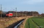 EG 3103 ist am 4.01.14 mit einem langen, gemischtem Güterzug Richtung Maschen unterwegs, als Quarnstedt passiert wird.