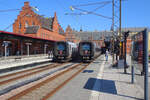 Die beiden Triebzüge ET 4394 und ET 4395 stehen im samstäglichen Bahnhof von Helsingør in Dänemark bereit zur Fahrt Richtung Kopenhagen.
Helsingør, 2. September 2023