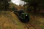 Zug der Museumsbahn Hanstholm am Vormittag des 17.04.2014 bei der Durchfahrt des Küstenwaldes. In wenigen Minuten erreicht er sein erstes Highlight, die Passage des Munitionsbunkers!