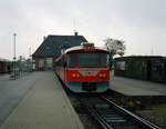 Gribskovbanen (GDS, Bahnstrecke: Hillerød - Kagerød - Græsted - Gilleleje): Im Bahnhof Gilleleje hält eine Garnitur bestehend aus einem Triebwagen des Typs Ym, einem Personen- / Mittelwagen des Typs Yp und einem Steuerwagen des Typs Ys. - Datum: 20. Oktober 2000. - Scan eines Farbnegativs. Film: AGFA HDC 200-plus. Kamera: Minolta XG-1.