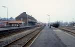 LJ (Lollandsbanen): Bahnhof Nakskov am 16. Februar 1982. Der Bahnhof ist der eine Endbahnhof der Lollandsbanen, die die Bahnstrecke Nykøbing Falster - Sakskøbing - Maribo - Søllested - Nakskov bedient. - Am Bahnsteig steht ein sogenannter Y-Zug bestehend aus einem Triebwagen Ym und einem Steuerwagen Ys. - Zu sehen sind auch eine Rangierlok und einige Güterwagen.