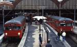 Zwei Zge der S-Bahn Kopenhagen treffen sich im Hauptbahnhof, Frhjahr 1987