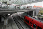 Metro oben/S-Bahn unten -    Linien M1, M2, S-tog, Umsteigebahnhof  Flintholm  der beiden Nahverkehrssysteme Kopenhagens.