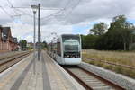 Aarhus Letbane: Regionalstadtbahnlinie L1 (Stadler Tango 2103-2203) hält am Nachmittag des 9. Juli 2020 im Bahnhof Ryomgård auf der Bahnstrecke Århus - Grenå. - Seit dem 30. April 2019 bedienen die Tw der Aarhus Letbane die ehemalige DSB-Bahnstrecke.