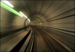 Durch die Röhre brausend - 

Die Tunnelstrecken wurde zum überwiegenden Teil im Schildvortrieb gebohrt, erkennbar am kreisrunden Querschnitt und bestehen aus zwei parallelen eingleisigen Röhren. 

19.8.2006 (J)