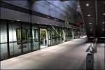 Im Gegensatz zu den oberidischen Stationen sind die Tunnelstationen mit gläsernen Bahnsteigwänden und -Türen versehen, um Personenunfälle zu vermeiden. Haltestelle Forum. 

23.8.2006 (M)