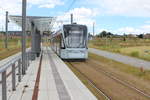 Århus Aarhus Letbane: Der Triebwagen 1114-1214 auf der Straßenbahnlinie L2 verlässt am Nachmittag des 9.
