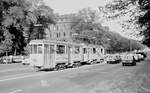 København / Kopenhagen Københavns Sporveje (KS) SL 6 (Bw 1582 + Tw der Serie 501-618) Østerbro, Oslo Plads im September 1968. - Sowohl die Triebwagenserie 501-618 als auch die Beiwagenserie 1501-1583 (mit Ausnahme von den Bw 1502-1531) wurden in den Jahren 1930 bis 1941 von der Hauptwerkstätte der KS hergestellt. Die Waggonfabrik Scandia in Randers (Jütland) baute die Bw 1502-1531. - Die Triebwagen wie auch die Beiwagen waren vierachsige Drehgestellwagen aus Stahl. Sie wurden als Zweirichtungswagen gebaut, aber ab 1950 begann man, die Wagen zu Einrichtungswagen mit einem festen Schaffnerplatz umzubauen. Gleichzeitig erhielten alle Triebwagen eine Mitteltür und einige von ihnen eine breitere Hintertür; alle Beiwagen wurden mit einer Hintertür ausgestattet. - Scan von einem S/W-Negativ. Film: Ilford FP3.