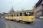 København / Kopenhagen Københavns Sporveje SL 6 (Bw 1582 + Tw 563) København K, Stadtzentrum, Slotsholmen, Stormbroen / Vindebrogade am 27. März 1969. - Hinter der Straßenbahn sieht man undeutlich zwei Gebäude, vorne  Thorvaldsens Museum , einen vom Architekten Gottlieb Bindebøll entworfenen und 1839 - 1848 errichteten historistischen Bau, hinten die säkularisierte  Sankt Nikolaj Kirke . - Das Museum ist den Werken des dänischen Bildhauers Bertel Thorvaldsen (1770 - 1844) gewidmet. - Die Kirche wird für verschiedene Ausstellungen verwendet. - Scan eines Farbnegativs. Film: Kodak Kodacolor X. 