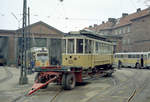 København / Kopenhagen Københavns Sporveje (KS): Am 9. Mai 1969 steht der Tw 321 auf einem Tieflader im Straßenbahnbetriebsbahnhof Sundby; das Personal hat den Tw für die Fahrt zum Verschrottungsplatz bereit gemacht. - Tw 321 gehörte zur KS-Serie 315-339, die 1912 von der Waggonfabrik Scandia (in Randers, Jütland) an die KS geliefert wurde. Die Tw 315 - 325 und 330 wurden 1962 - 1963 zu Salzwagen umgebaut. Ein Tw von dieser Serie, 327, befindet sich heute in der Sammlung des Dänischen Straßenbahnmuseums (Sporvejsmuseet Skjoldenæsholm). -  
Scan eines Farbnegativs. Film: Kodak Kodacolor X.