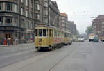 København / Kopenhagen Københavns Sporveje (KS): Der Drehgestellwagen 547 schleppt einen ausgemusterten Drehgestellwagen der KS-Serie 701 - 708, 705, der in dem Straßenbahnbetriebsbahnhof Sundby für die Verschrottung bereit gemacht werden soll. - Ort: København S, Amagerbro, Amagerbrogade / Holmbladsgade. - Datum: 27. Mai 1969. - Die Tw der Serie 701 - 708 wurden 1949 - 1952 von der Hauptwerkstätte der KS gebaut. - Sie fuhren alle bis März 1967 auf der SL 2. - Am 9. März 1967 wurden sie aus dem Betrieb gezogen, nachdem es am 8. März konstatiert worden war, dass einer der Wagen, 707, Versagen der Bremsen hatte. - Schicksal: 1968 - 1969 wurden die Tw 702 - 708 auf dem Verschrottungsplatz im Kopenhagener Stadtviertel Kongens Enghave abgebrannt. - Der Tw 701 ist heute Museumswagen und befindet sich in der Sammlung des Dänischen Straßenbahnmuseums (Sporvejsmuseet Skjoldenæsholm). - Scan eines Farbnegativs. Film: Kodak Kodacolor X.