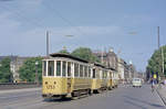 København / Kopenhagen Københavns Sporveje: Transport von alten Straßenbahnfahrzeugen, u.a. dem Bw 1253, der 1909 von der Waggonfabrik Scandia gebaut wurde. Der Bw 1253 befindet sich heute in der Sammlung des Dänischen Straßenbahnmuseums (Sporvejsmuseet Skjoldenæsholm). - Aufnahmeort: Dronning Louises Bro (: die Königin-Louise-Brücke). Datum: 25. Juni 1969. - Scan eines Farbnegativs. Film: Kodak Kodacolor X.