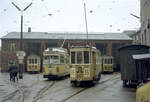 København / Kopenhagen Københavns Sporveje Nørrebro Remise (: Straßenbahnbetriebsbahnhof Nørrebro):  Vor einer der Wagenhallen stehen der DÜWAG/Kiepe-GT6 858 als SL 5 und