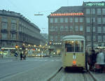 København / Kopenhagen Københavns Sporveje SL 7 (DÜWAG/Kiepe-GT6 899) København K, Centrum, Kongens Nytorv am 19. Dezember 1970. - Scan eines Farbnegativs. Film: Kodak Kodacolor X.