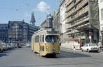 København / Kopenhagen Københavns Sporveje (KS) SL 5 (DÜWAG/Kiepe/HW der KS 883) København K, Zentrum, Nytorv (: Neuer Markt) / Slutterigade / Rådhusstræde / Brolæggerstræde am 20. April 1972. - Der GT6 hat kurz vorher die Haltestelle am Gammeltorv (: am Alten Markt), dem ältesten Markt Kopenhagens, verlassen. - Slutterigade hat ihre Bezeichnung nach einem älteren, nicht mehr verwendeten dänischen Wort 'slutteri' (= Untersuchungsgefängnis), ein Wort, das etymologisch mit 'schließen' / 'Schließer' zusammen hängt. - Das dänische Wort 'stræde' (= Gasse; schmale Straße) hängt sprachgeschichtlich mit 'Straße' zusammen - beide stammen aus 'via strata' (latein). - Zur Aufnahmezeit war man dabei, den Turm der deutschen Kirche  Sankt Petri-Kirche  (ganz im Hintergrund) zu restaurieren. - Scan eines Farbnegativs. Film: Kodak Kodacolor X. Kamera: Kodak Retina Automatic II. 