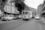 København / Kopenhagen Københavns Sporveje: Eines Nachmittags im August 1967 kehrt ein Großraumzug (Tw 561 + Bw 15xx) auf der SL 16 zum Betriebshof Valby zurück. Der Zug wurde in der Straße Valby Tingsted (: Thingstätte) fotografiert. Die Gleise hier wurden nur für Betriebsfahrten vom und zum Betriebshof Valby benutzt. - Scan vom einem S/W-Negativ. Kamera: Konica EE-matic.