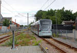 Aarhus Letbane: Der Tw 1110-1210 (Stadler Variobahn) auf der Linie L2 verlässt am 10. Juli 2020 den Bahnhof Malling in Richtung Århus.