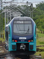 Der Akkutriebzug 526 047 fährt gerade vom Flensburger Bahnhof ab.