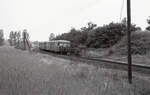 Leerzug von Kranenburg nach Kleve bei Frasselt am 10.06.1977. Steuerwagen DB 815.703-4. Die Nummer des Triebwagens wurde nicht erfasst. Rechts sieht man Teile des Bahndamms der Klever Strassenbahn, welche hier kreuzte mittels einer Brücke. Scanbild 232.0572, Kodak Tri-X pan.
