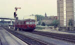 DB 515 576-7 als Zug 8701 (Nijmegen - Kleve) passiert bei der Einfahrt in Kleve Formsignal N1, am 19.10.1975. Lichtsignale sind bereits aufgestellt worden. Scanbild 90588, Kodacolor II.