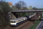 815 706 und 515 529 bei Castrop Rauxel Merklinde, 21.04.1993, N5729. Die Bruecke gehoerte zur ehemaligen Lothringenbahn von Bochum Nord bis zur Kokerei Schwerin.
