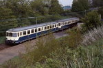 Eine 815/515-Garnitur fährt an einem Maitag Ende der 1980erJahre mit einem Nahverkehrszug von Rheydt nach Dalheim in Arsbeck ein.