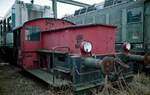 Am 02.04.1986, rund ein Jahr vor der Verschrottung, stand die Akkukleinlok 381 001, ex Kö 4817, immer noch auf dem Lokfriedhof des Aw. München-Freimann. Hinter der 381 ist ein Triebkopf der Baureihe 420 zu sehen.