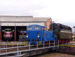 Bw Arnstadt hist. 102 965-1 mit dem Zusatztender der 18 201 am 09.02.2017 auf der Drehscheibe im Bw Arnstadt.