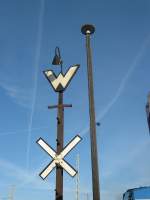 Dieses Wartezeichen  wartet  auch wieder auf bessere Zeiten.

Es steht im Bw Arnstadt hist. in Thringen, im dortigen Eisenbahnmuseum (www.ebm.arnst.de), welches auf jeden Fall einen Besuch wert ist.
Preiswerte Zimmer im Ort.

Daneben ein Holzmast der Beleuchtung der Abstellgruppe.
Jaja, sowas gab es frher noch...