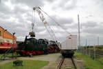 Um dem Heizer von 50 380 auf der Rückfahrt von Arnstadt nach Meiningen die Arbeit ein wenig zu erleichtern, wird hier gerade mit einem zum Bagger umfunktionierten Eisenbahndrehkran die Kohle im Tender von hinten nach vorn umgeschichtet. Die Aufnahme entstand am Nachmittag des 07.10.2017 im Rahmen einer Sonderzugfahrt im Museums-Bw Arnstadt.