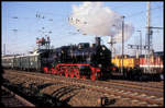 Anläßlich der Parade am 26.10.1996 im BW Arnstadt kam 38205 mit einem Sonderzug nach Arnstadt, hier bei der Vorbeifahrt am BW Arnstadt.