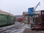 DB Museum 105 021-0 neben der letzten vollständig erhaltenen DR Doppelstockzugeinheit DBv, am 25.01.2020 im Eisenbahnmuseum Bw Arnstadt/hist..