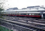 Der nach meiner Kenntnis einzige  nahezu  komplett erhaltene Berliner S-Bahn-Triebwagen der Bauart  Bernau  mit den Tfz.-Nummern 478 004 (vorne) und 478 005 stand am 17.04.1994 neben der Fahrzeughalle