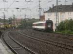 Nachschuss auf einen EC mit SBB Wagen aus dem Süden und fährt wieder zurück in den Norden und erreicht gleich den Düsseldorf HBF. Hieer durchfuhr er gerade Düssleodrf Volksgarten während eines Regenschauers am 13.7.14

Düsseldorf 13.07.2014