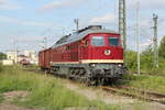 EBS 132 334-4 rangiert am 21.05.2022 den zuvor im  Regenbogen-Express  eingereihten Fahrradwagen 27 80 2311 058-0 D-IGTL Hbs am DB Werk Erfurt. Von einem ffentlichen Weg aus fotografiert.