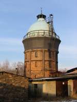 Der Wasserturm im Bw des oberen Bahnhofs erhebt sich majesttisch neben dem Lokschuppen. Januar, 2005