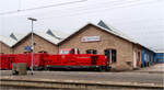 Rote Lok vor gefaltetem Dach -    714 114 der DB Notfalltechnik und DB Werk Fulda.