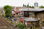 02.07.2011, Es war ein trauriger Samstag-Nachmittag im Hallenser Depot des DB-Museums. Dauerregen bestimmte die Fotomotive und die Stimmung der wenigen Gäste. Aber der in Bayern Asyl gefundene Sachse kommt nicht oft nach Halle und wenn die liebe Gattin beim Klassentreffen gut aufgehoben ist, genießt er auch dieses triste Umfeld.