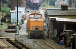 Die DR 105 152 am 18.09.1991 von der Brücke aus weiter Entfernung fotografiert.