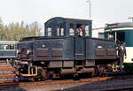 Am 21.08.1982 war die Werkslok E 1 - 1929 von Jung in Jungenthal mit der Nummer 4280 gebaut - im GSB-Bw. Hamburg-Ohlsdorf mit dem Verschieben eines Hamburger S-Bahntriebwagens beschäftigt.