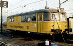 1962 wurde dieses Tfz. als VT 98 9813 bzw. späterer 798 913 an die DB geliefert, bevor er 1985 in einen Indusi-Messwagen umgebaut und in 728 001 umgenummert wurde. Im ehemaligen Bw. Heidelberg entstand am 26.10.1988 die Aufnahme dieses Fahrzeugs.