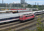 Jede Menge rollendes Material im ICE-Werk Köln abgestellt, im Vordergrund die 111 146-4 - 15.08.2022