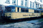 Der Indusi-Messwagen 728 001, ex 798 813/VT 98 9813, aufgenommen am 01.12.1996 an der Südseite des Lokschuppens des Bw. Mannheim.