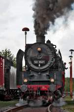 Teleaufnahme an den XXI.Meininger Dampftagen fährt die Dampflokomotive 50 3501 eine kurze Strecke mit interessierten Besuchern des Festes.Bild vom 5.9.2015,wobei der Fotostandort vom Werk