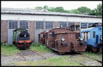 Eisenbahn Museum Nördlingen am 16.5.1999: Neben zahlreichen anderen Kleinloks stand auch eine braune Köf Akkulok im Freigelände vor dem Schuppen.